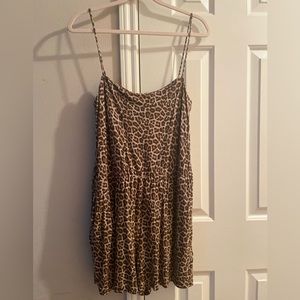 H&M Leopard print short jumper with pockets in a large! 100% cotton.